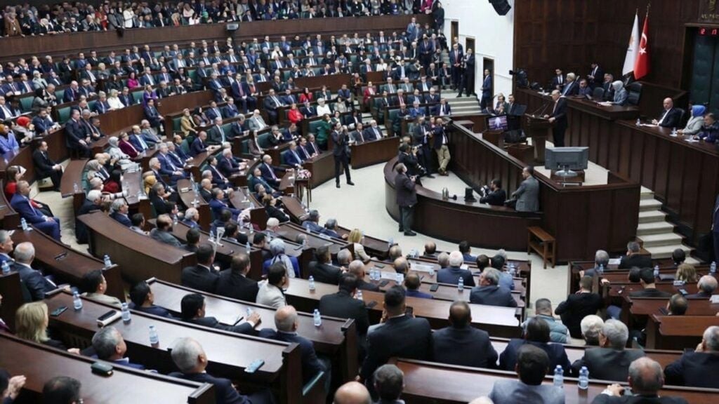 AKP ji bo qanûna pêvajoyê li Meclisê civiya