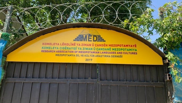 MED-DER li gund û taxan dê zarokan fêrî ziman bikin