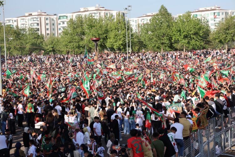 Bi girseyî serkeftina Amedsporê pîroz kirin
