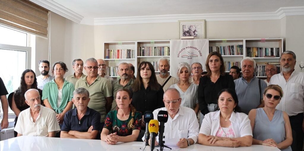 130 nivîskarên Kurd: Deriyê diyaloga bi Ocalan re vekin