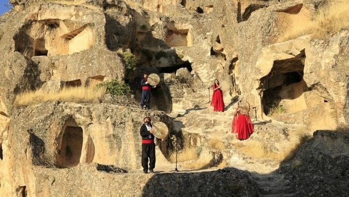 Rêzeya dîyine yê konseranê amîda dest pêkenê