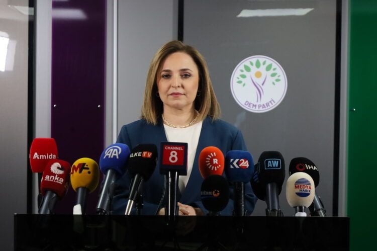 Divê şertên xebat û jiyanê yên birêz Ocalan li gorî pêvajoyê bên amadekirin