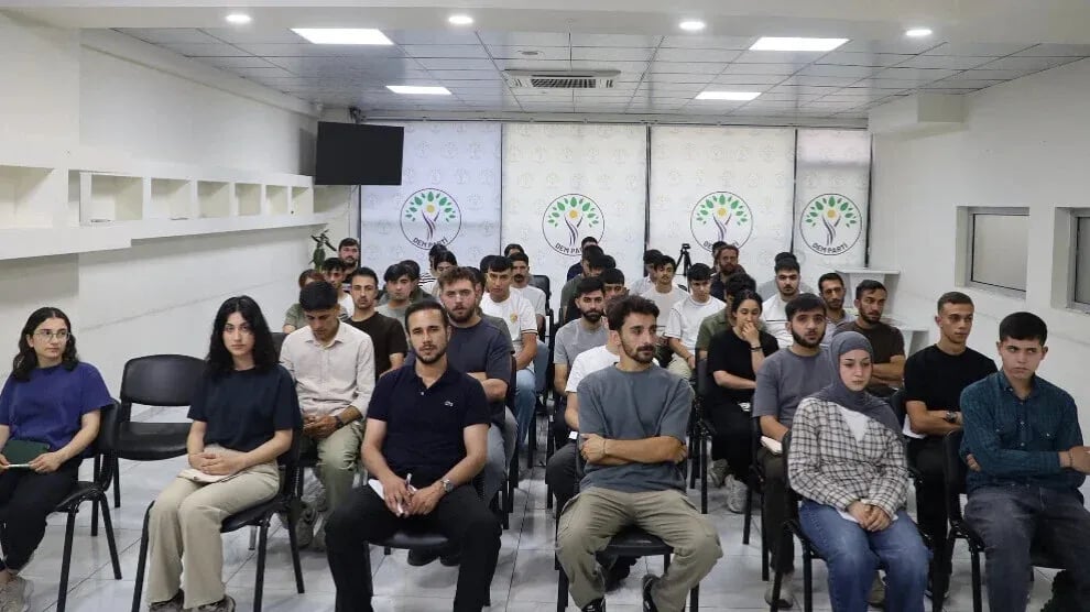 Seba azadîya fizîkî ya Rayber Apoyî qerarê çalakîyan