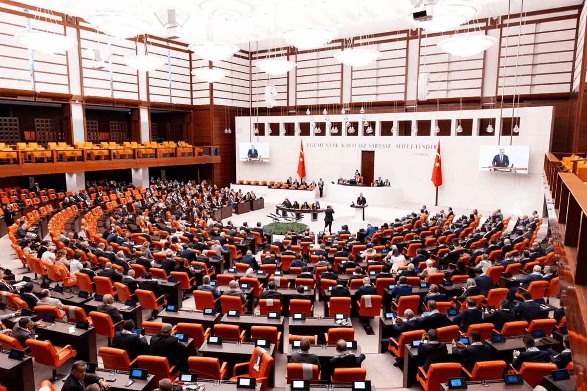 Gav bi gav ber bi Civaka Azad û Demokratîk ve