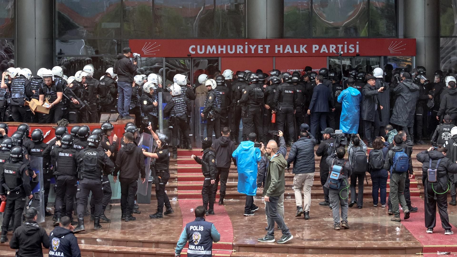 28 parlamenteranê CHP’yî Meclîsê Partî ra îstîfa kerd