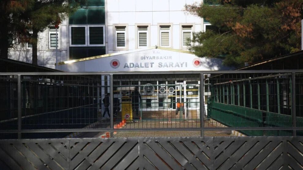 Amed de şîdetê polîsan ê vera çar ciwananê destbendkerdeyan