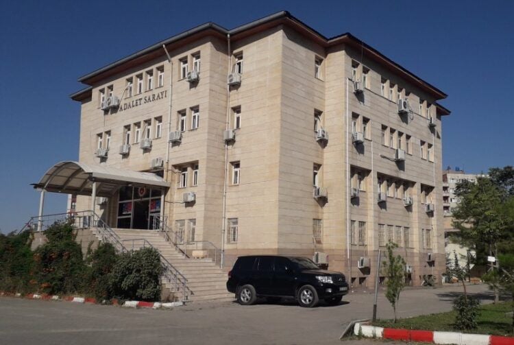 Welatîyo ke bi îşkence amebi destbendkerdiş ame girewtiş