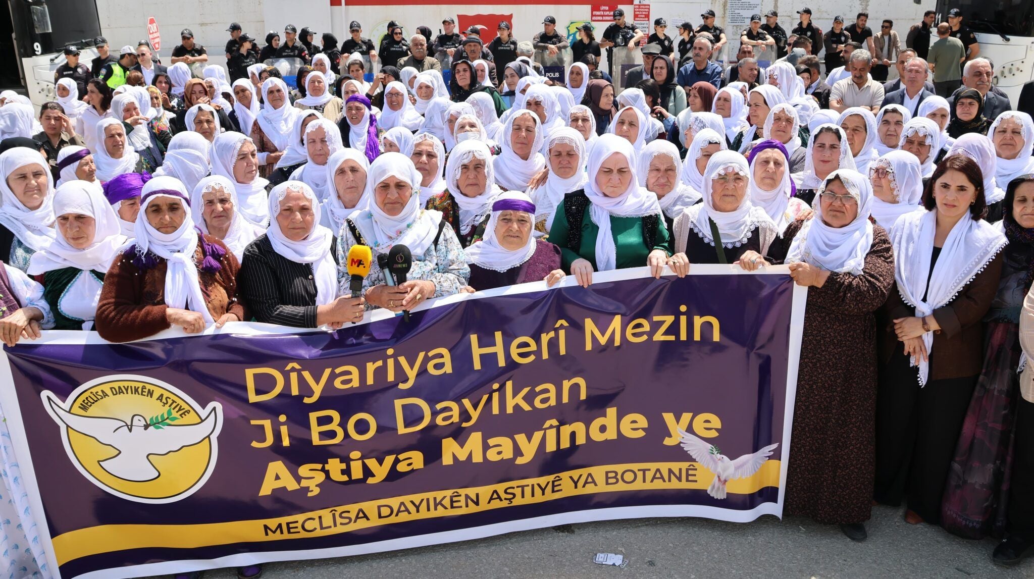 Dayikên Aştiyê daketin qadan