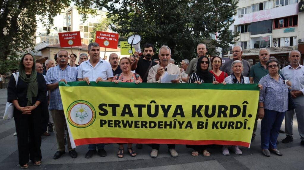 Li 3 bajaran ji bo perwerdehiya kurdî meşiyan