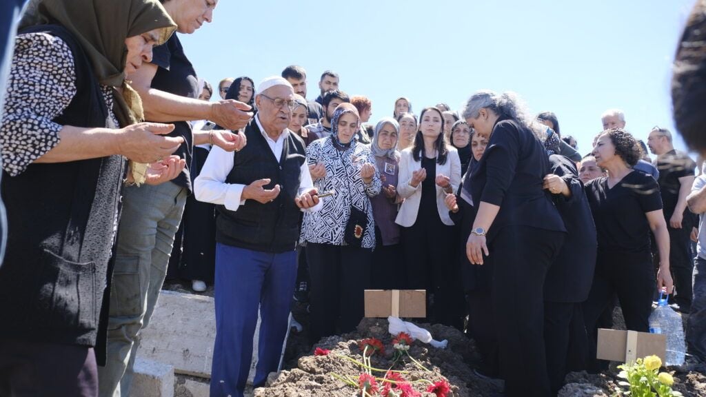 Dayika Aştiyê Munîbe Koç bi girseyî spartin axê