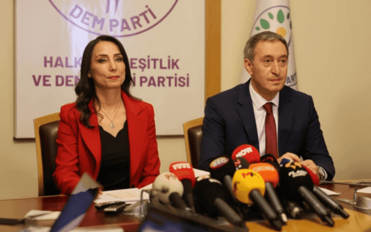 ‘Dev ji astengkirina çapemeniya Kurdî berdin’