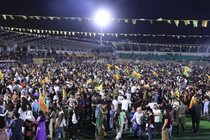 Gelê Kobanê bi şahiyekê Şoreşa Rojava pîroz kirin