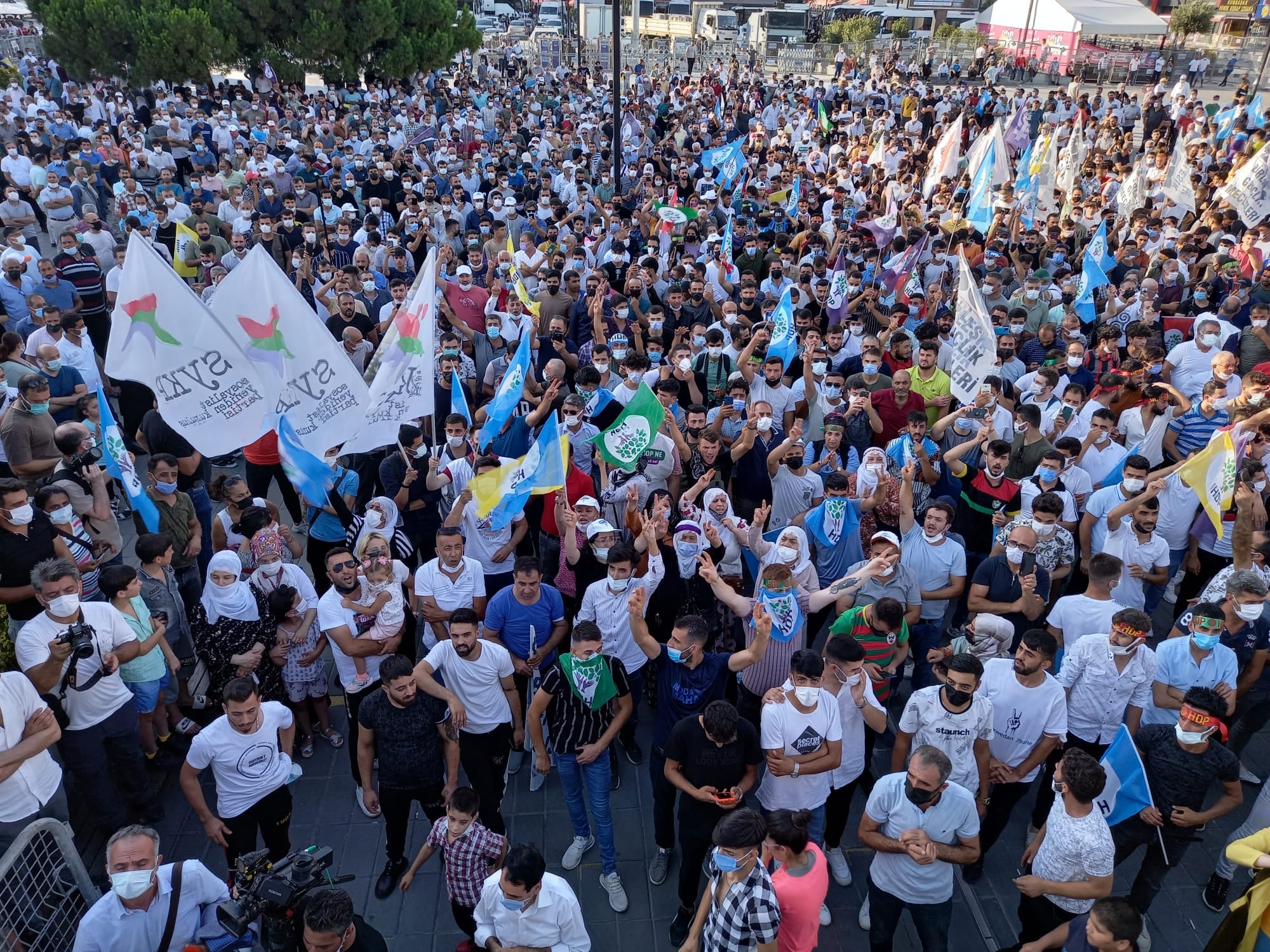 Bi deh hezaran kesên beşdarî mîtîngê bûn Îmralî silav kir