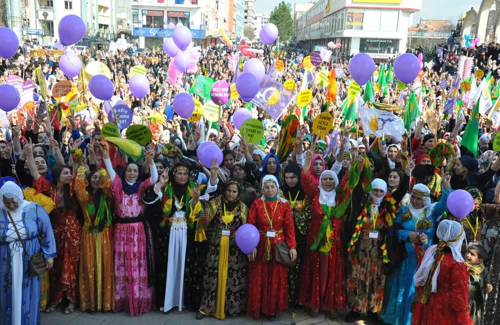 Nêzîkatiya li hemberî jinên kurd!