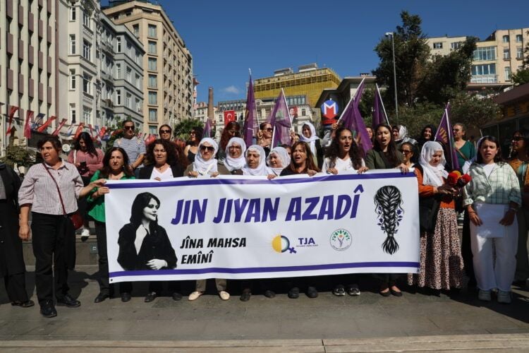 ‘Jîna di dirûşma ‘Jin, Jiyan, Azadî’ û têkoşîna hevpar a jinan de dijî’