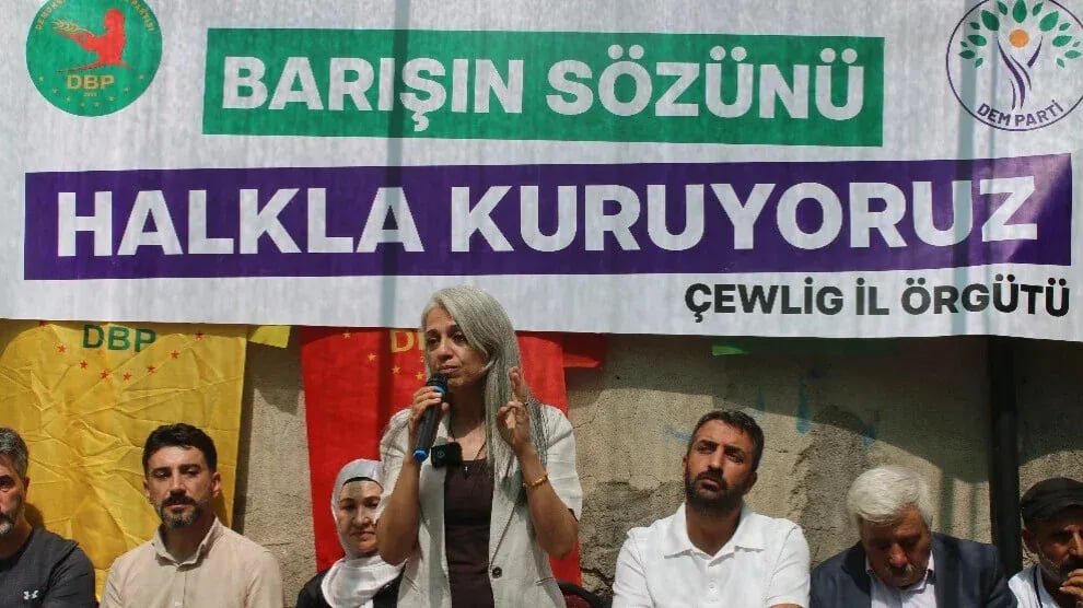 Li Kanîreşê civîna gel: Rêbertî çav û guhê me ye