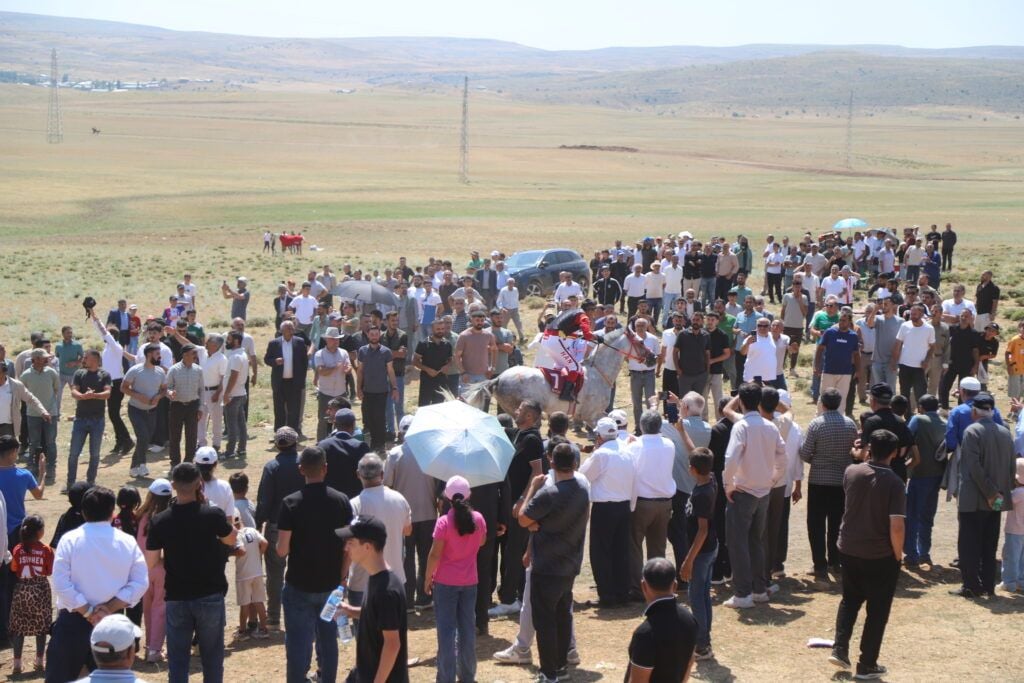 Festîvala Kanîreşê bi pêşbaziya hespan dest pê kir