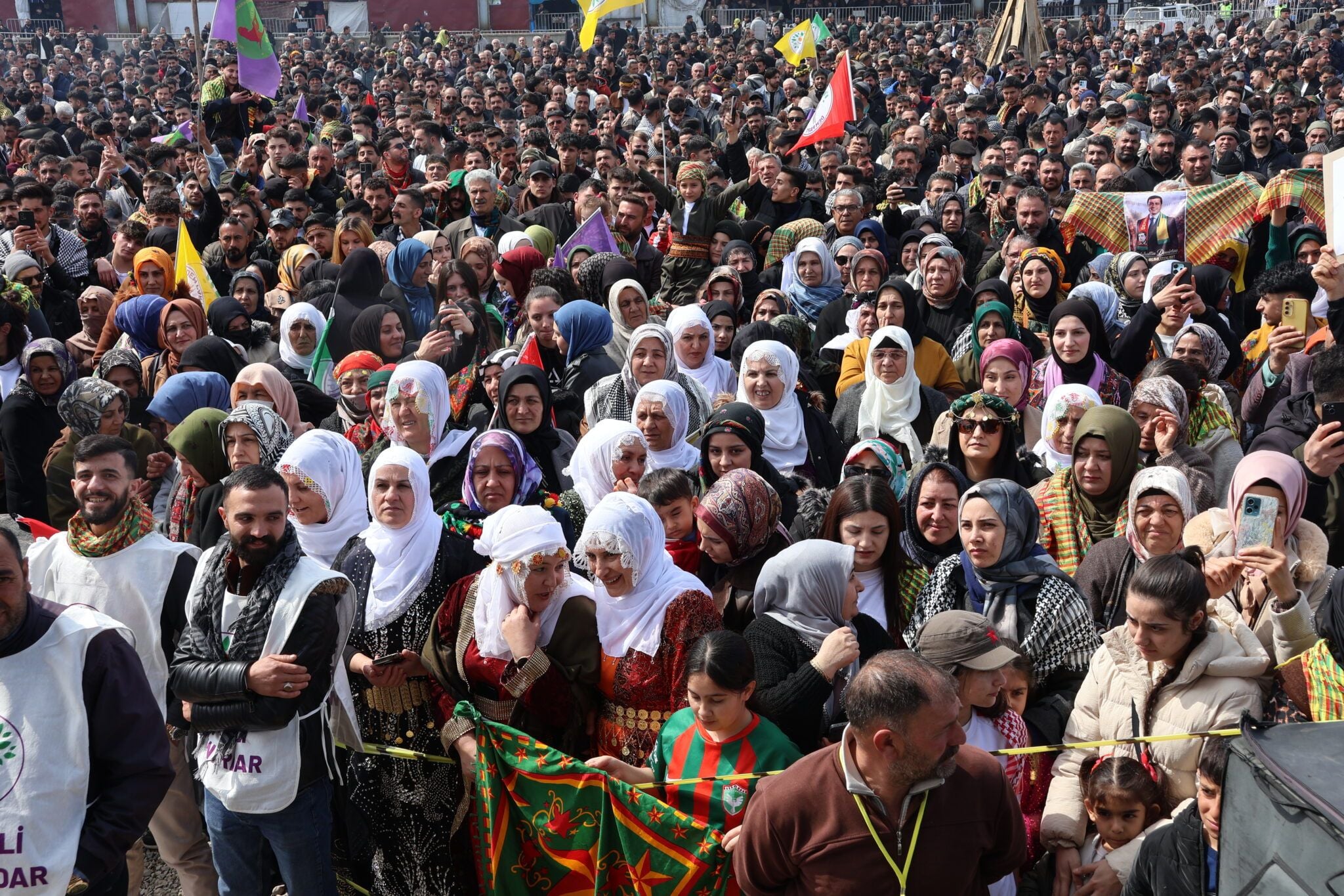 Keskîn Bayindir: Dawî li dijminatiya li dijî kurdan bînin