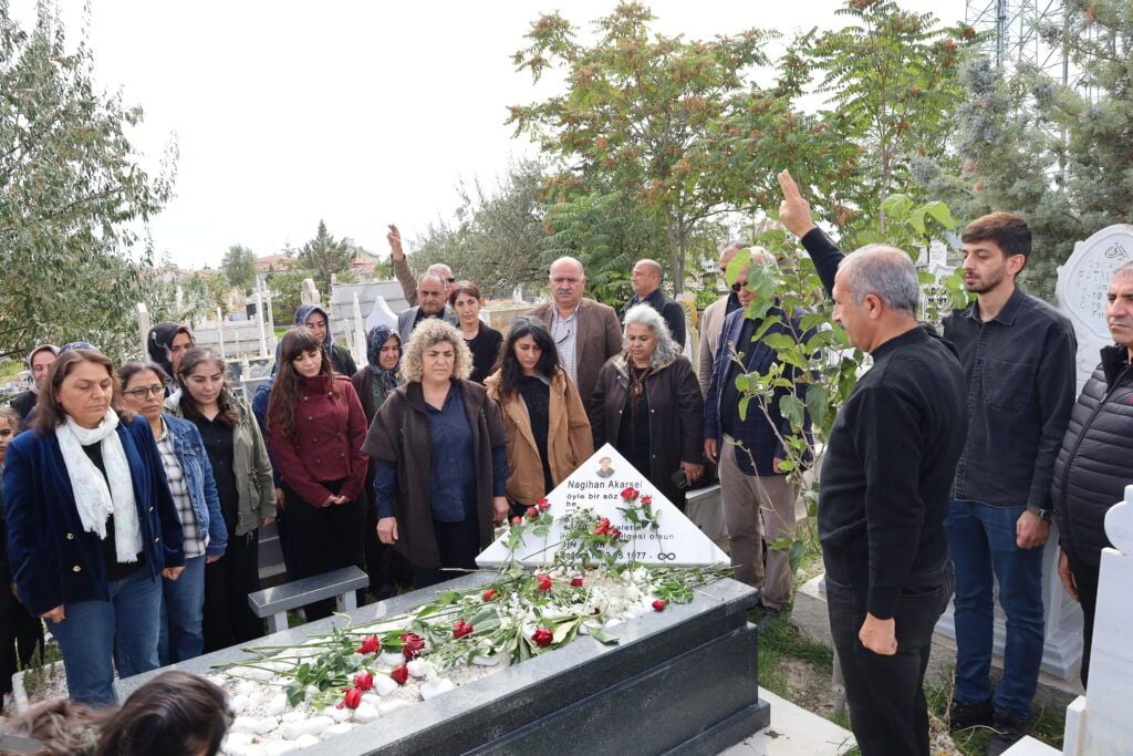 Nagihan Akarsel bi girseyî bibîr anîn