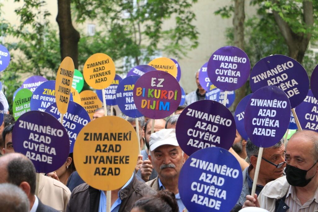 “Ganî heqê kurdan û ziwanî bi fermî bêrê naskerdene”