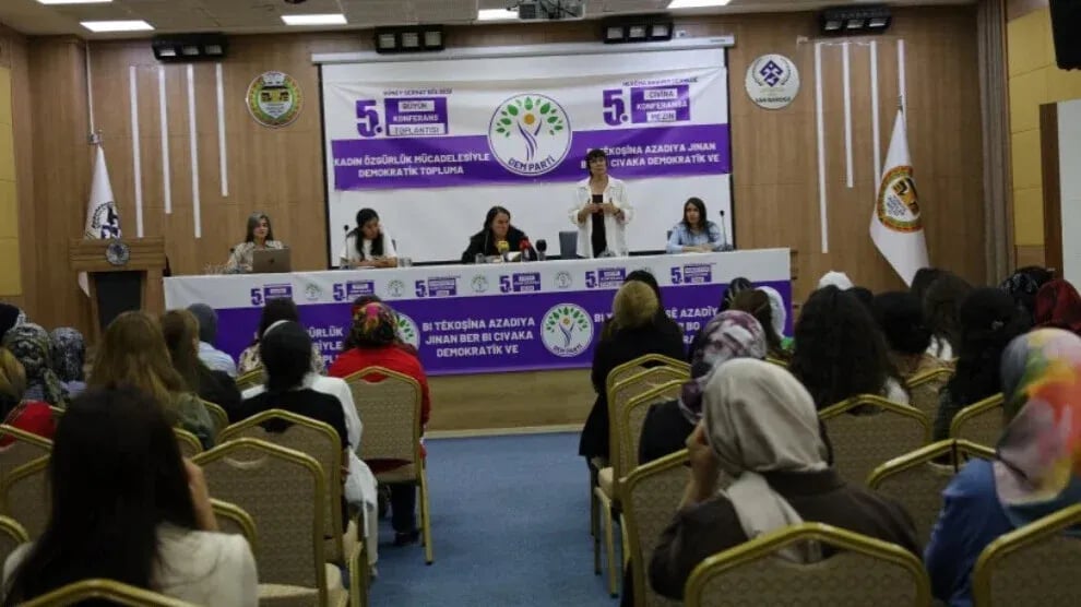 Wan de konferansê 'Bi Têkoşînê Azadîya Cinîyan ver bi Komelê Demokratîkî'
