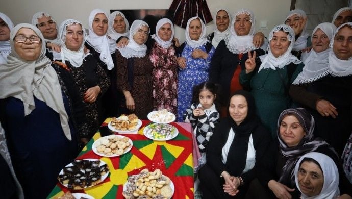 Li Mêrsînê Dayikên Aştiyê û TJA'yê rojbûna Rêberê Gelê Kurd Abdullah Ocalan pîroz kirin