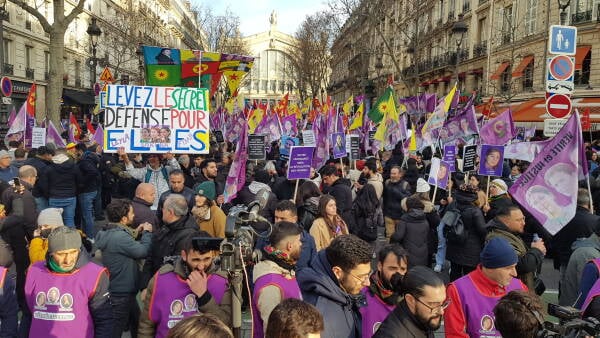 Li ber deriyê sînor li dijî dagirkeriyê meşiyan