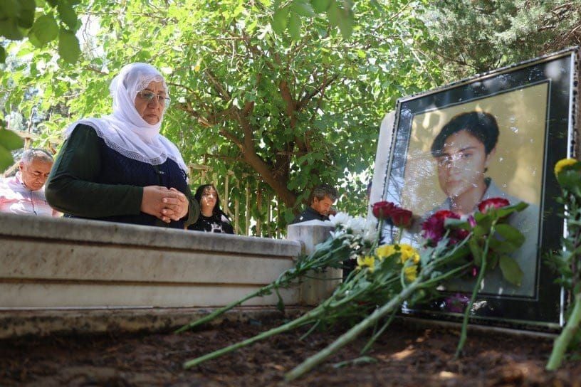 Serrgera 26. de Nesrîn Teke serê gorê xo de ameye vîrardene