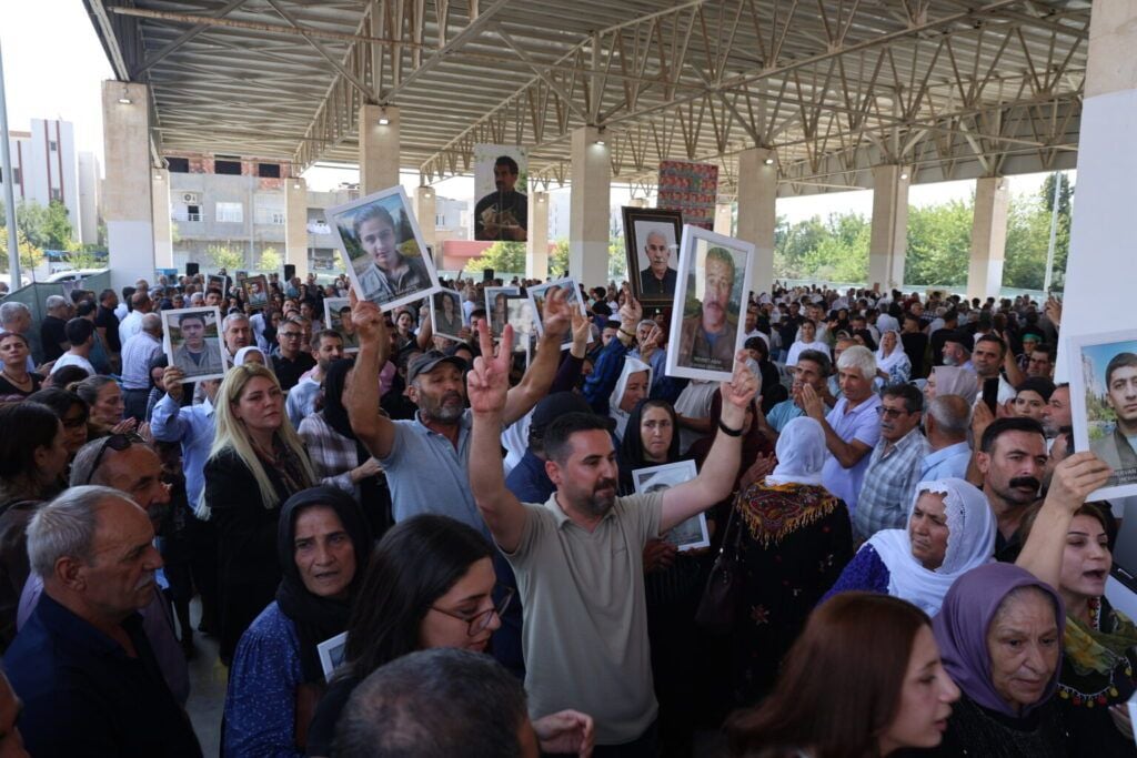 Şarê Nisêbînî bi rayîrşîyayîş derbazê cayê vîrardişê şehîdan bî