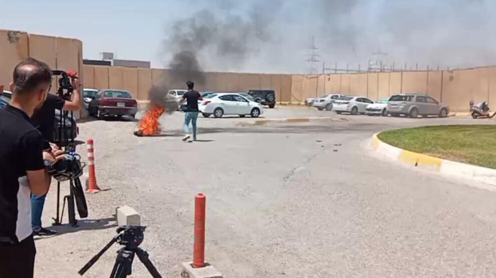 Li Hewlêrê penaberê kurd li pêş kamerayan xwe şewitand