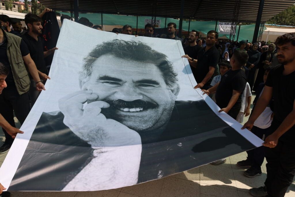 Ciwanan bi posterê Abdullah Ocalan tevli bîranîna cangoriyan bûn