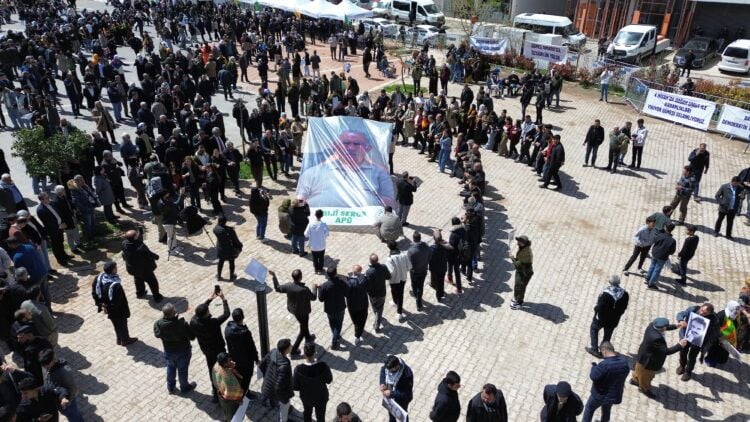 Di mîhrîcanê de wêneyê mezin ê Rêberê Gelê Kurd Abdullah Ocalan