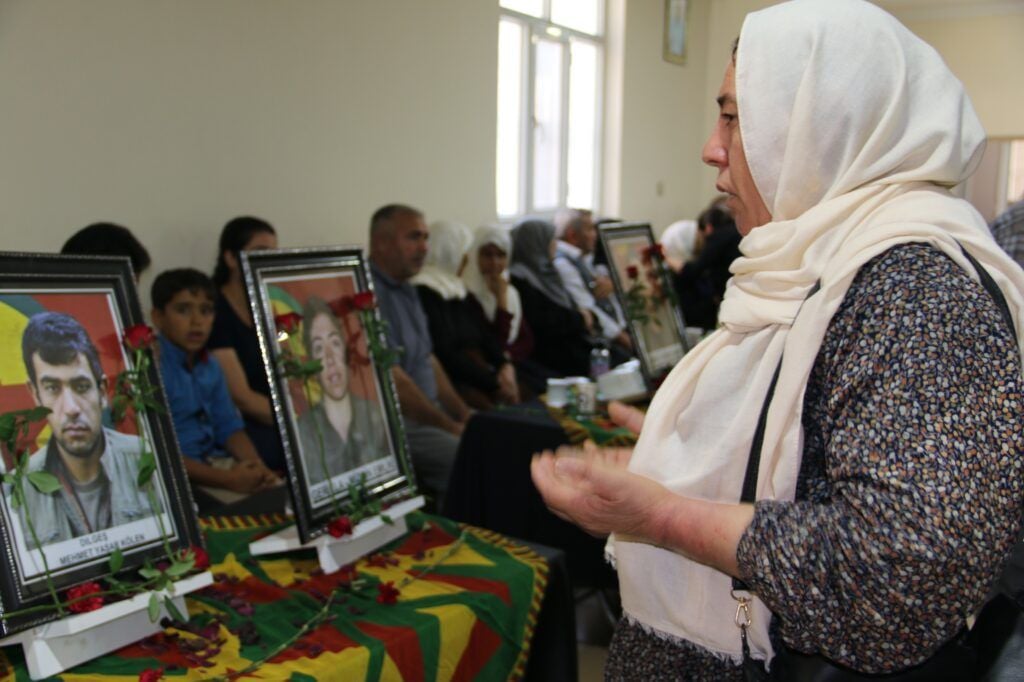 Bi girseyî serdana bîranîna şehîdan dikin