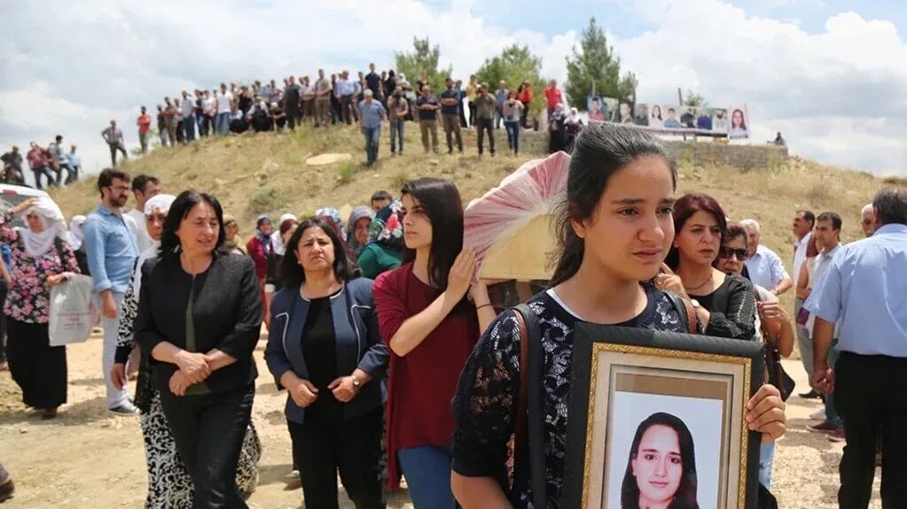 Nameyê Estareyêke: Rozerîn Çukur