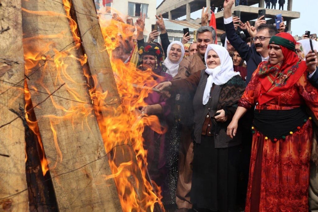 Agirê Newrozê Agiriyê ji aliye Zenûre Yuce ve hate pêxistin.