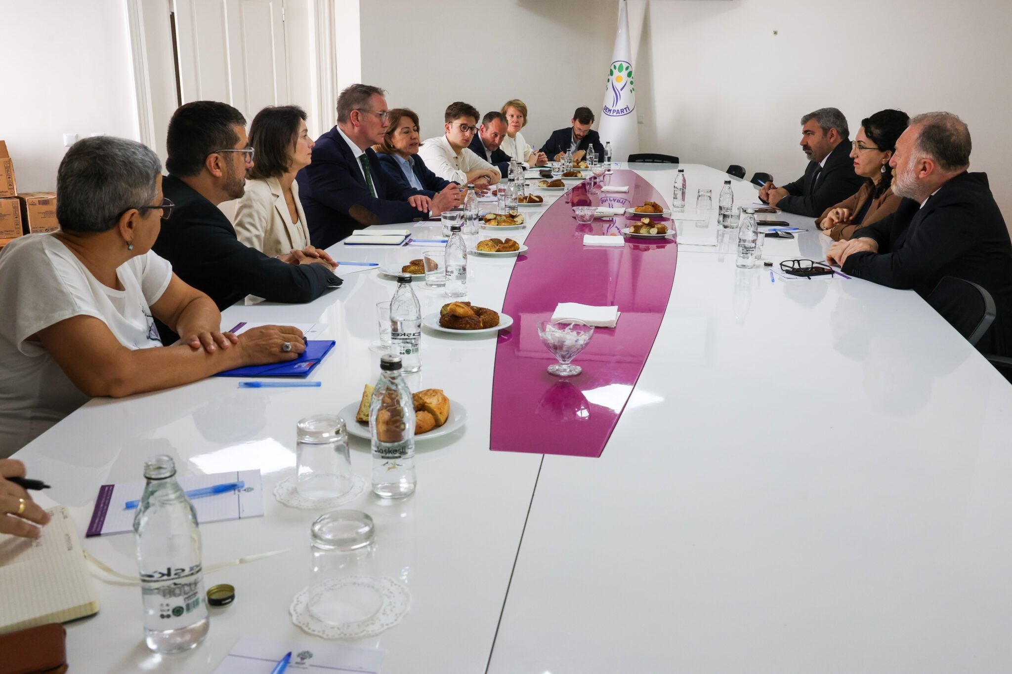 Heyeta SPDê ji bo gotûbêjkirina pêvajoyê çû serdana DEM Partiyê