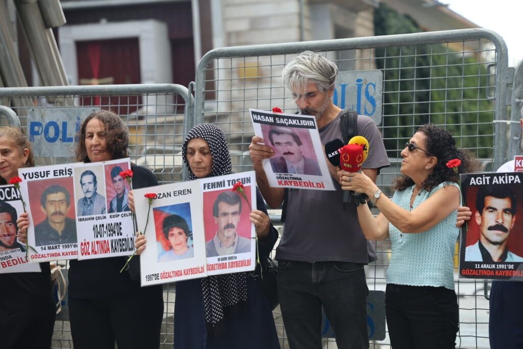 ‘Bila hestiyan bidin, em ê bi destê xwe bavê xwe veşêrin’
