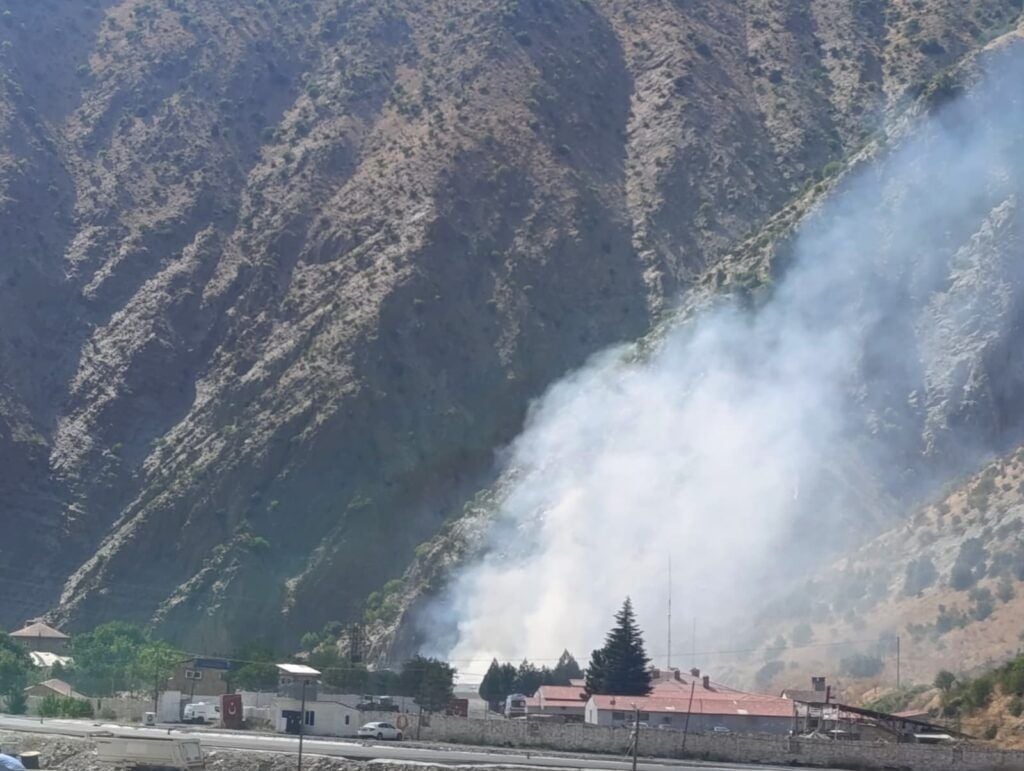 Qereqola Makîtan herêm di bin dûkêla tekeran de hişt