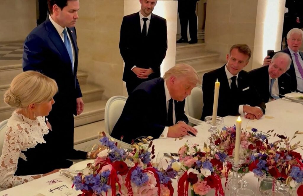 Trump û Pezeşkîyanî metnê pêameyîşê îmza kerd
