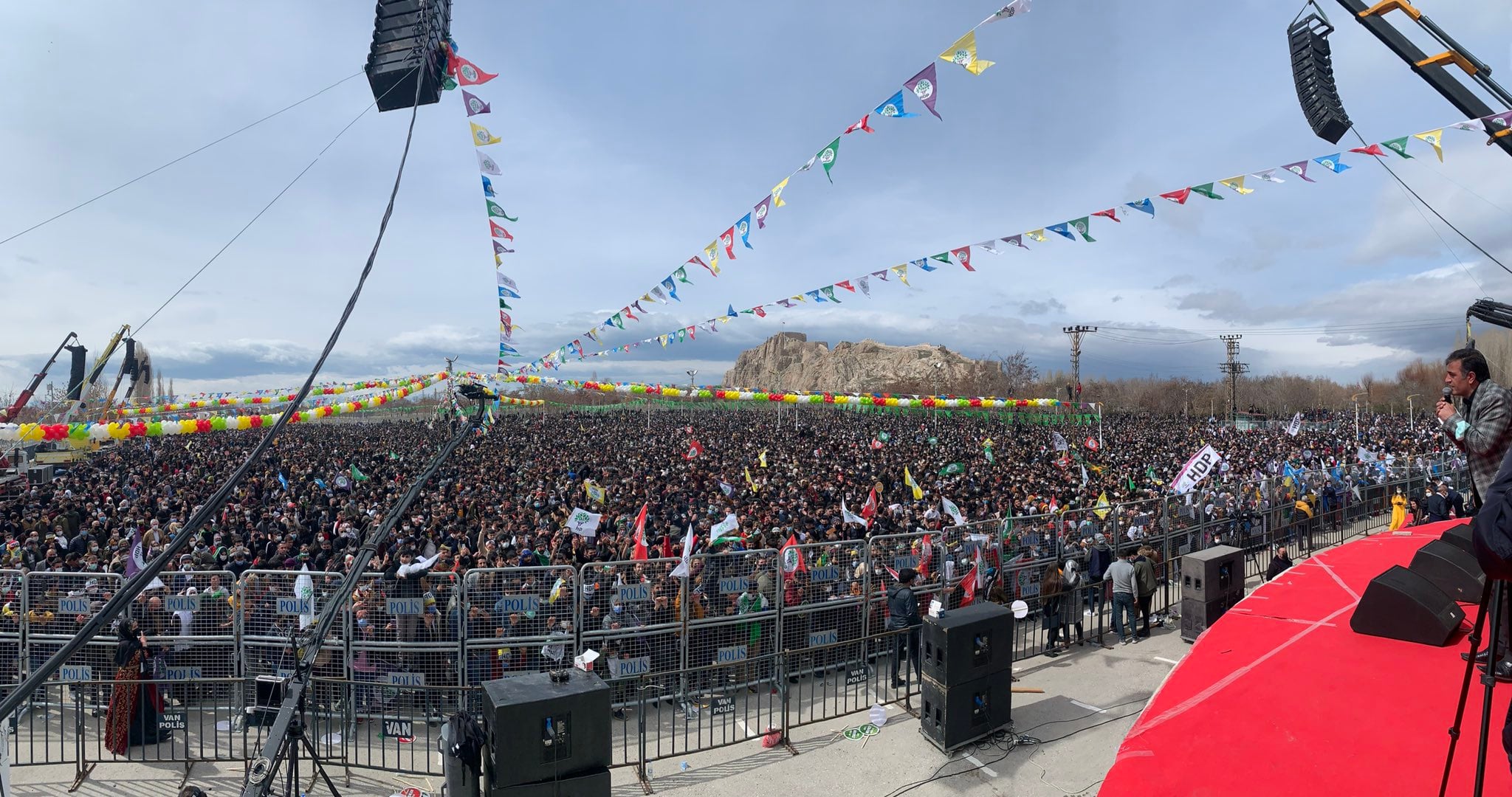 Serhed bi agirê Newrozê germ bû