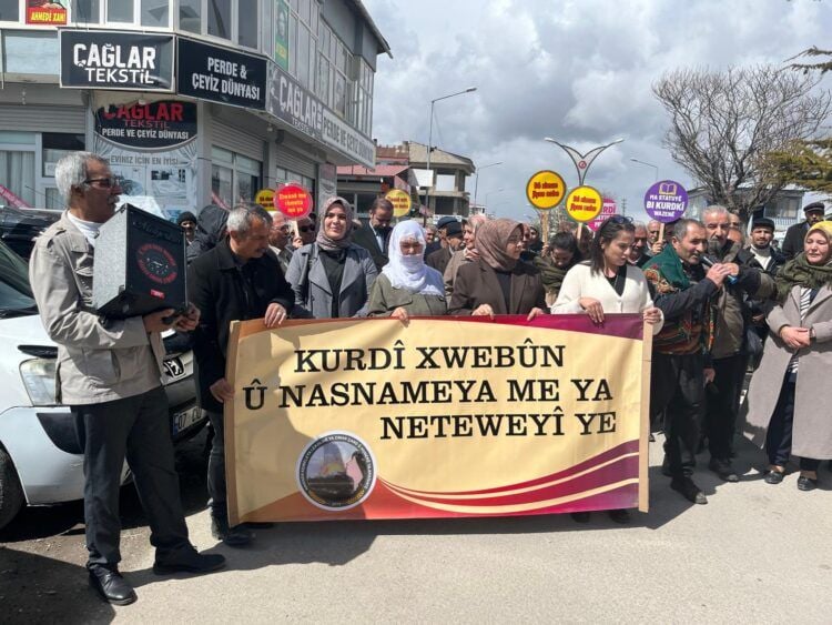 Tu ceza nikarin pêşiya xebatên ziman û çanda me bigirin