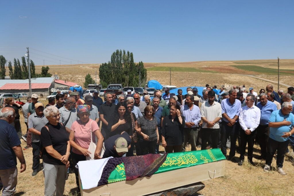 Cenazaya Xanê Karasû dewa Karapinarî de ameye definkerdene