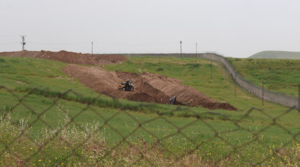 Tirkiye li ser sînorê Rojava xendekê dikole