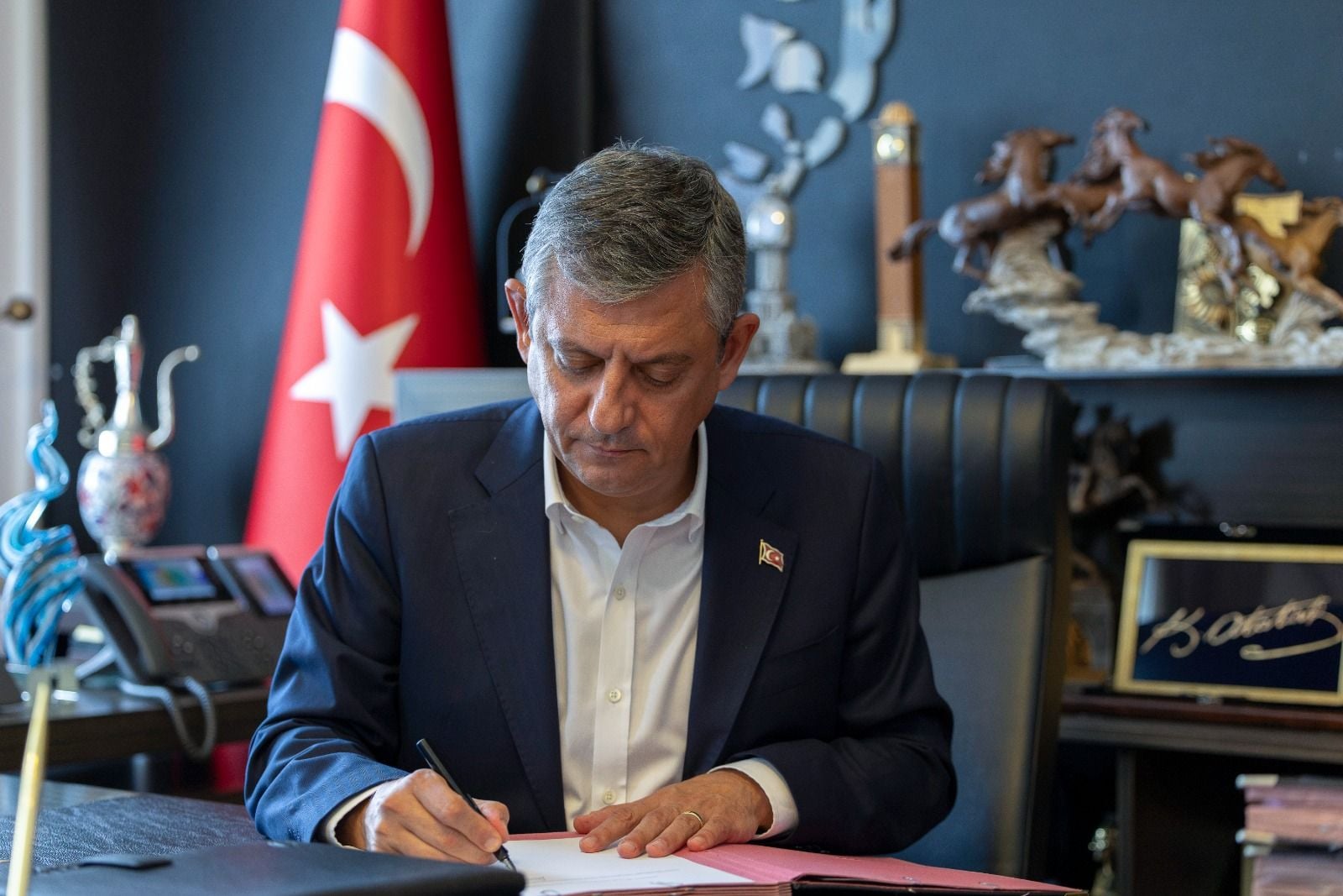 Ozgur Ozelî waştişnameyê ronayîşî yê ‘Partîya Newîye’ îmza kerd