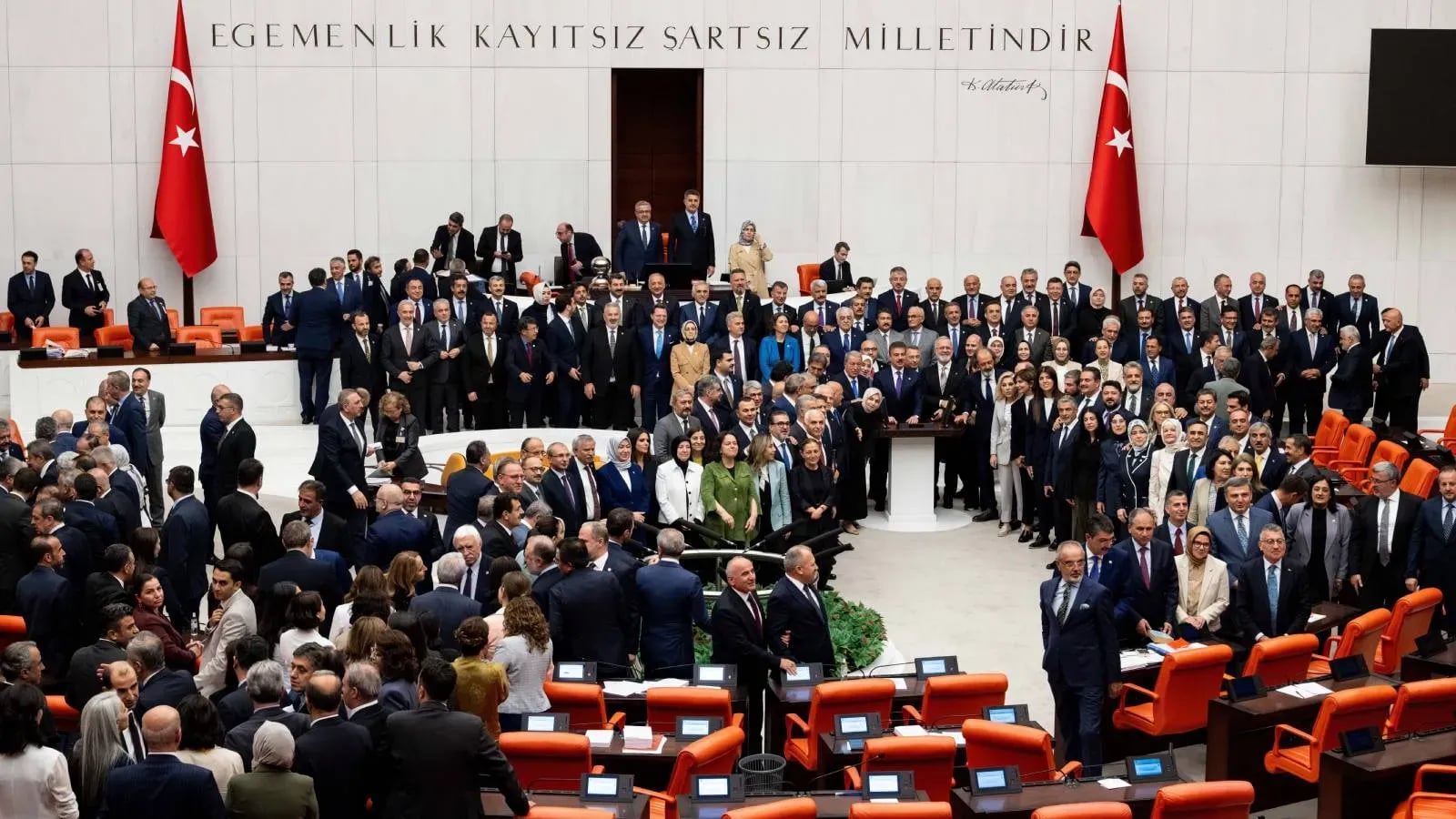 Proses, Qanûnê Çerçeweyî ra kilît bi.
