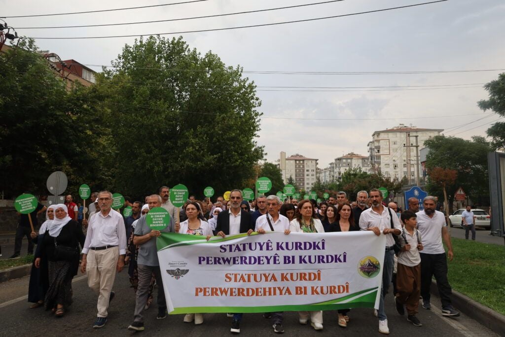 Amed de rayraşîyayîş: Statuyaê Kurdkî, perwerdeyo bi Kurdkî